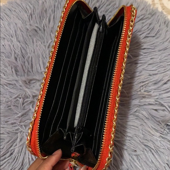 Red wallet with gold chain design - Picture 5 of 5